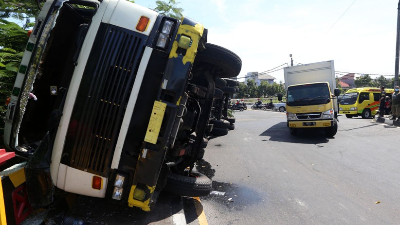 Truk Kontainer Angkut Minyak Goreng Terguling di Jembatan Merr Surabaya - Bagian 1