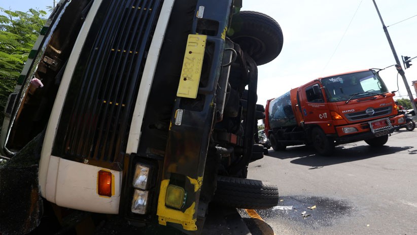 Truk Kontainer Angkut Minyak Goreng Terguling di Jembatan Merr Surabaya - Bagian 4