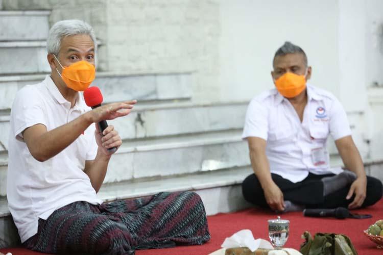 Temui Buruh di Rumah Dinas, Ganjar Hanya Pakai Kaos dan Sarungan