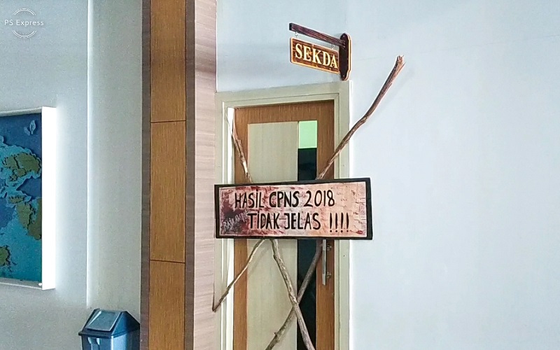 Demo Pencari Kerja di Raja Ampat, Ruang Sekda dan Kantor BKD Dipalang