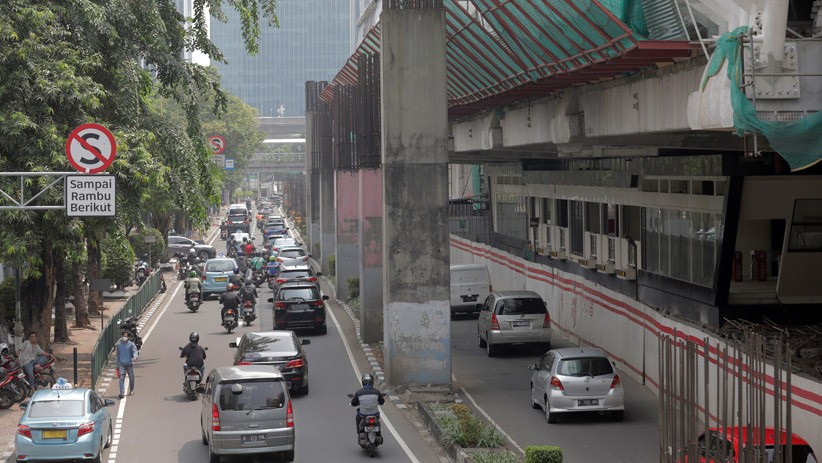 Penampakan Tiang Monorel Jakarta 16 Tahun Mangkrak - Bagian 2