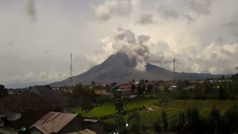 Gunung Sinabung di Karo Luncurkan Awas Panas Sejauh 1,5 Km