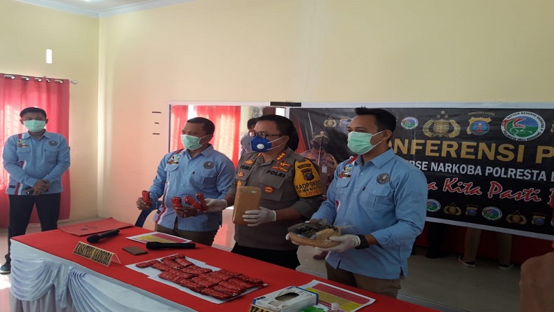 title Polisi Gagalkan Penyelundupan Ribuan Pil Ekstasi di Medan Polisi Gagalkan Penyelundupan Ribuan Pil Ekstasi di Medan