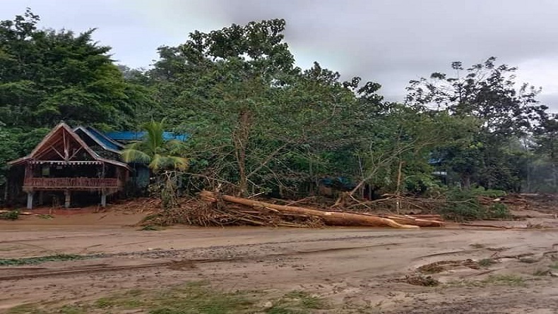 Banjir Bandang Landa Bukit Lawang, Kayu Gelondongan dan Lumpur Masuk Rumah Warga