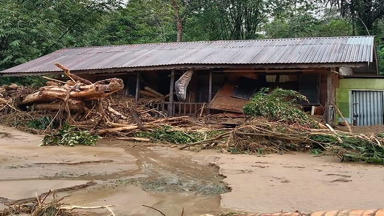 title Banjir Bandang di Langkat, 13 Warung Warga Rusak Diterjang Air Banjir Bandang di Langkat, 13 Warung Warga Rusak Diterjang Air