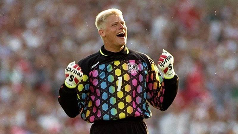 Kisah Peter Schmeichel, Kiper Cerdik yang Dibenci Pemain Lawan