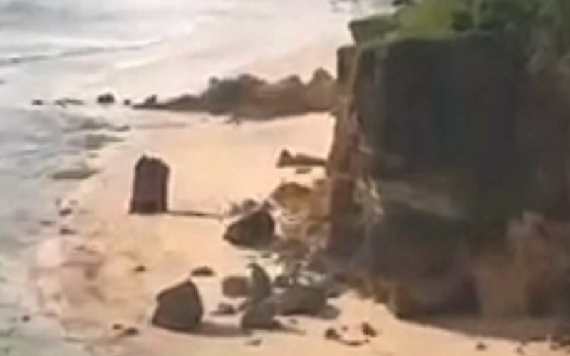 Diduga karena Gempa, Pesona Batu Bolong Pantai Bwanna Kodi Ambruk