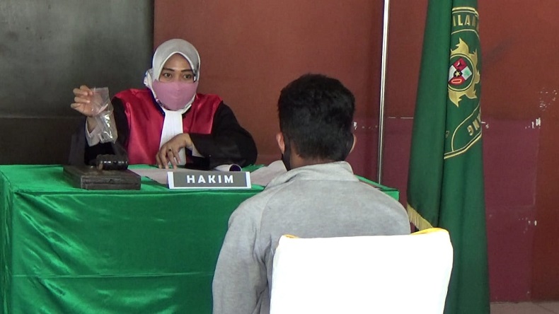 Disidang, Warga Denda Rp10.000 karena Buang Sampah Sembarangan