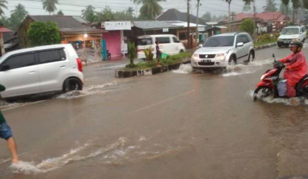 Banjir di Agam Rendam Sejumlah Ruas Jalan, Arus Lalu Lintas Terganggu