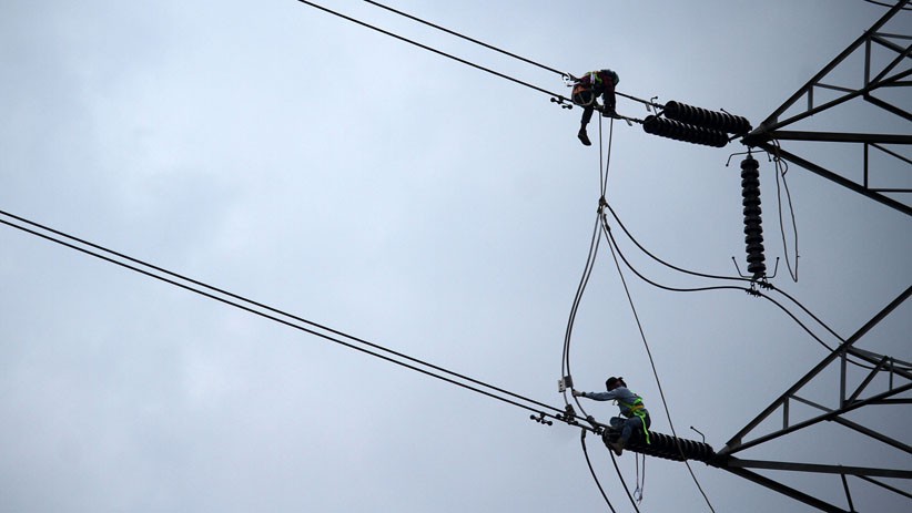 Rawat Kabel PLN, Teknisi Bergelantungan di Atas Kabel SUTET - Bagian 2