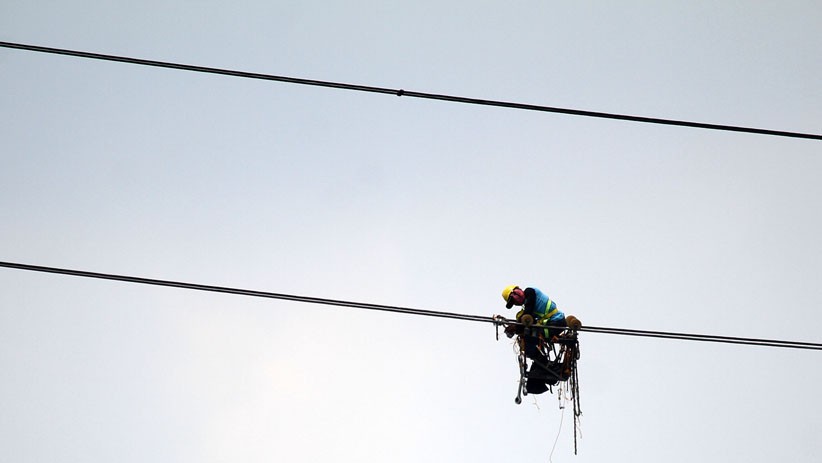 Rawat Kabel PLN, Teknisi Bergelantungan di Atas Kabel SUTET - Bagian 1