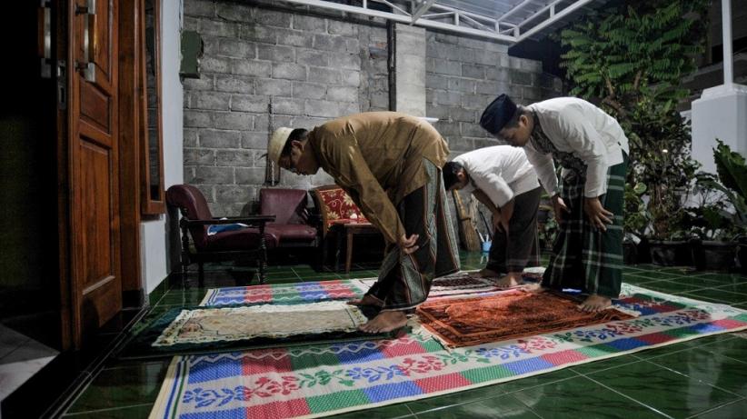 Niat Sholat Tarawih Di Rumah Lengkap Dengan Bacaan Bilal Dan Doa Kamilin
