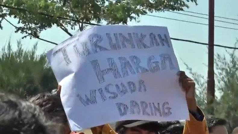 Biaya Wisuda Daring Kemahalan, Ratusan Mahasiswa Bakar Toga dan Segel Gedung Rektorat