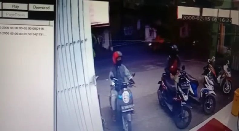 2 Maling Bermasker Gasak Motor di Parkiran Minimarket Probolinggo, Aksi Terekam CCTV