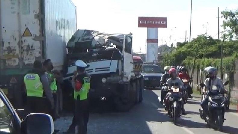 title Patah As Roda Depan, 2 Truk Kontainer di Surabaya Tabrakan Patah As Roda Depan, 2 Truk Kontainer di Surabaya Tabrakan