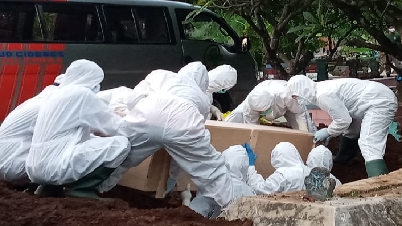 Sepenggal Kisah Petugas Pemakam Jenazah Pasien Covid-19 di Majalengka
