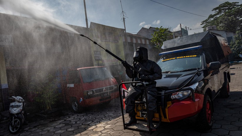 Gegana Polda Jateng Semprot Cairan Disinfektan ke Fasilitas Umum Semarang - Bagian 3