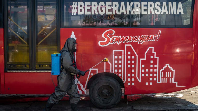Gegana Polda Jateng Semprot Cairan Disinfektan ke Fasilitas Umum Semarang - Bagian 2