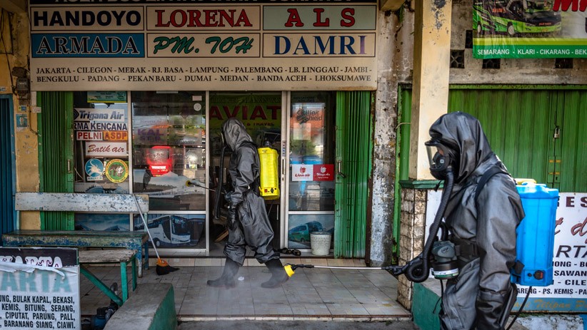 Gegana Polda Jateng Semprot Cairan Disinfektan ke Fasilitas Umum Semarang - Bagian 1