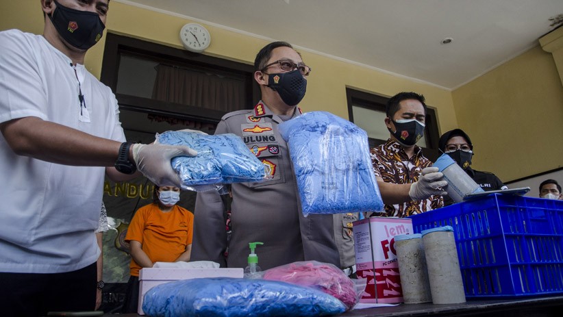 2,5 Ton Sarung Tangan Medis Bekas Siap Jual Diamankan Polisi - Bagian 1