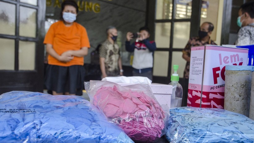 2,5 Ton Sarung Tangan Medis Bekas Siap Jual Diamankan Polisi - Bagian 2