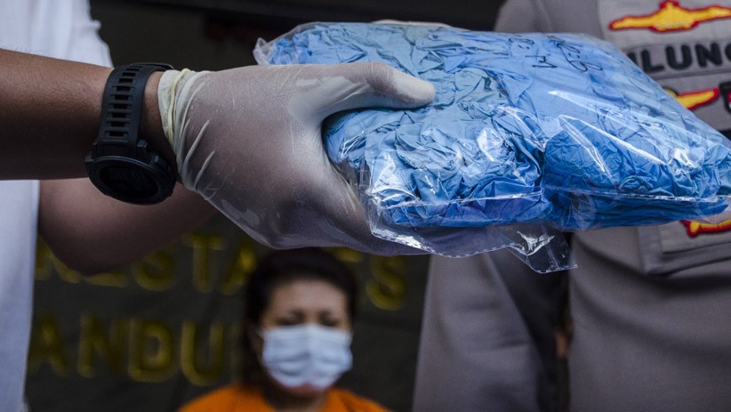 2,5 Ton Sarung Tangan Medis Bekas Siap Jual Diamankan Polisi - Bagian 3