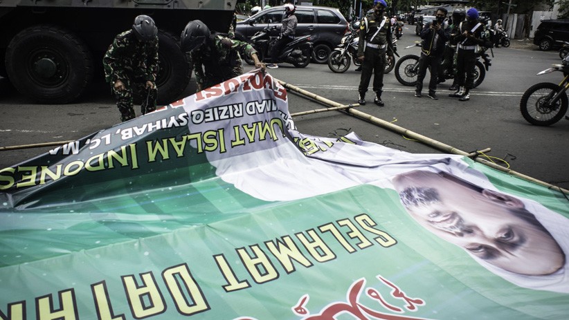 Foto-Foto Prajurit TNI Copot Spanduk Habib Rizieq di Jakarta - Bagian 3