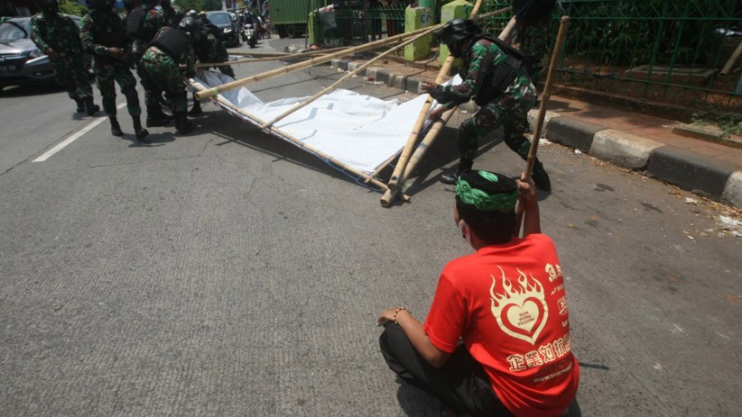 Halangi TNI, Seorang Pria Duduk di Jalan Menolak Pencopotan Spanduk Habib Rizieq - Bagian 4