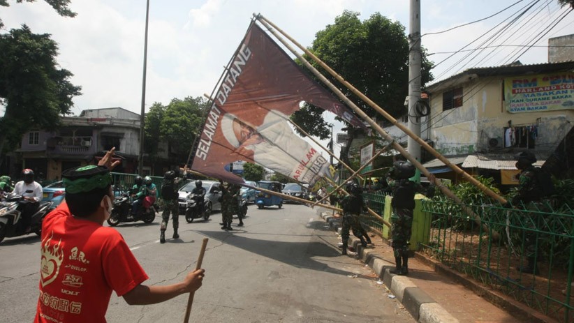 Halangi TNI, Seorang Pria Duduk di Jalan Menolak Pencopotan Spanduk Habib Rizieq - Bagian 5