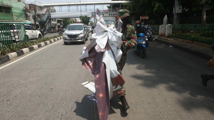 Halangi TNI, Seorang Pria Duduk di Jalan Menolak Pencopotan Spanduk Habib Rizieq - Bagian 3