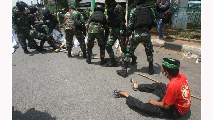 Halangi TNI, Seorang Pria Duduk di Jalan Menolak Pencopotan Spanduk Habib Rizieq - Bagian 1