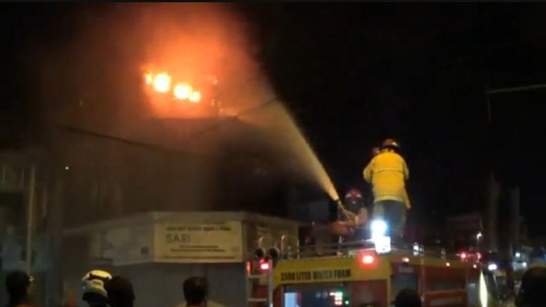 Korsleting Listrik di Atap, Toko Parfum di Kediri Dilahap Api