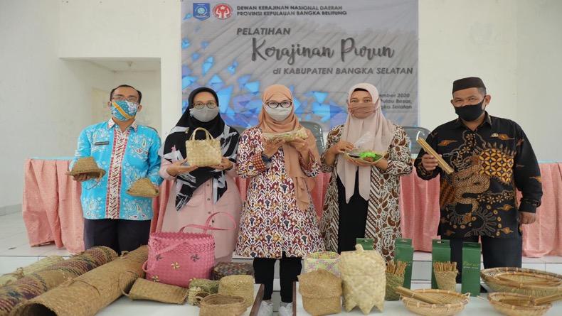 Ajak Warga Pulau Besar Kembangkan Kerajinan Purun, Dekranasda Babel Berikan Pelatihan