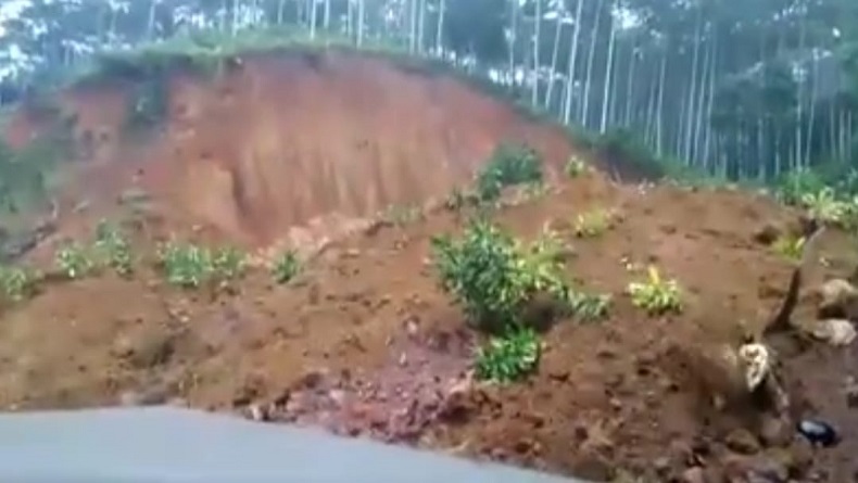 Tanah Longsor Terjang Sukanagara Cianjur, 1 Pengendara Motor Tewas