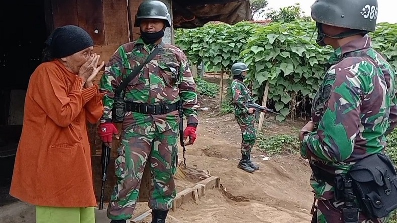 Dikunjungi dan Diberi Beras oleh Prajurit Kodam Siliwangi, Nenek Rusmana Menangis