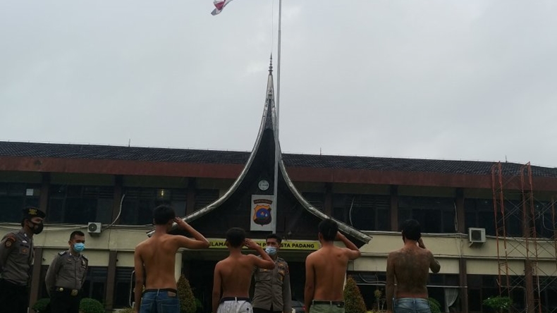 8 Preman di Padang Diciduk Polisi, Dihukum Hormat Bendera