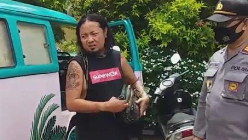 Kepergok Rekam Tetangga Mandi, Laki-Laki Bertato di Situbondo Nyaris Dihajar Warga