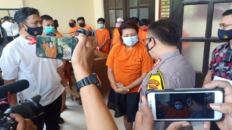 Nekat Daur Ulang Limbah Sarung Tangan di Bandung, Wanita asal Jakarta Ditangkap Polisi