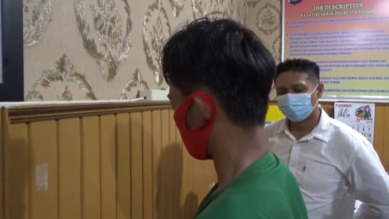 Tak Mau Ganti Kerusakan Mobil, Sopir Pabrik Roti di Padang Coba Bacok Tetangga