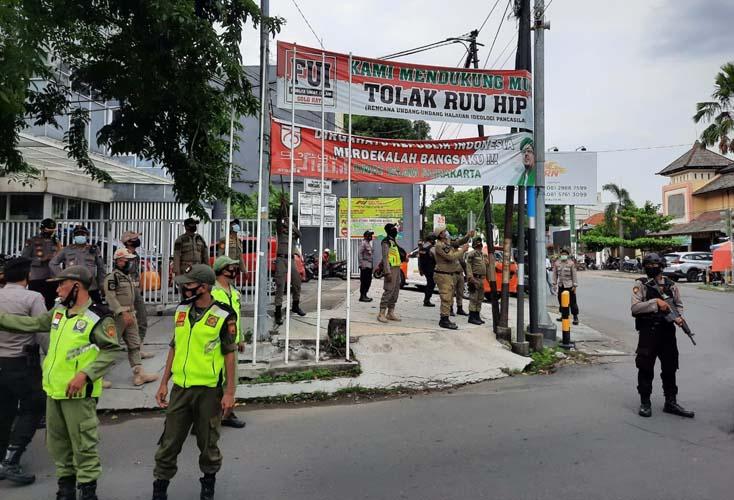Di Solo, Satpol PP Copoti Spanduk Bergambar Habib Rizieq    