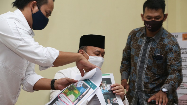 Jelang Pilkada Surabaya, Ada Stiker Calon Wali Kota di Kotak Makan Lansia