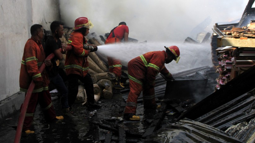 Kebakaran Gudang Mebel di Kupang, Kerugian Capai Miliaran Rupiah - Bagian 2