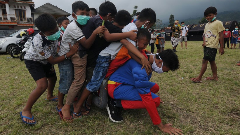 Aksi Superhero Hibur Anak-Anak Pengungsi Gunung Merapi - Bagian 3