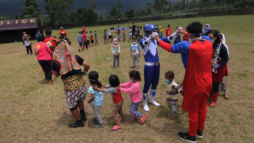 Aksi Superhero Hibur Anak-Anak Pengungsi Gunung Merapi - Bagian 2