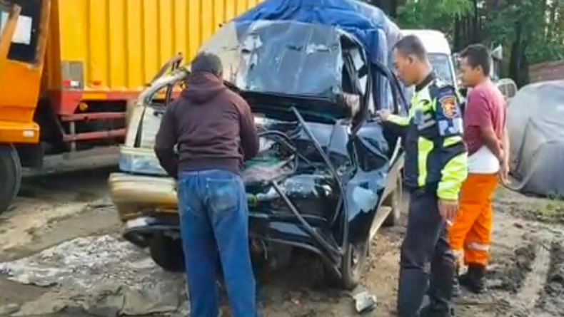Pikap Tabrak Truk di Km 93 Tol Cipularang, Sopir Tewas Tergencet