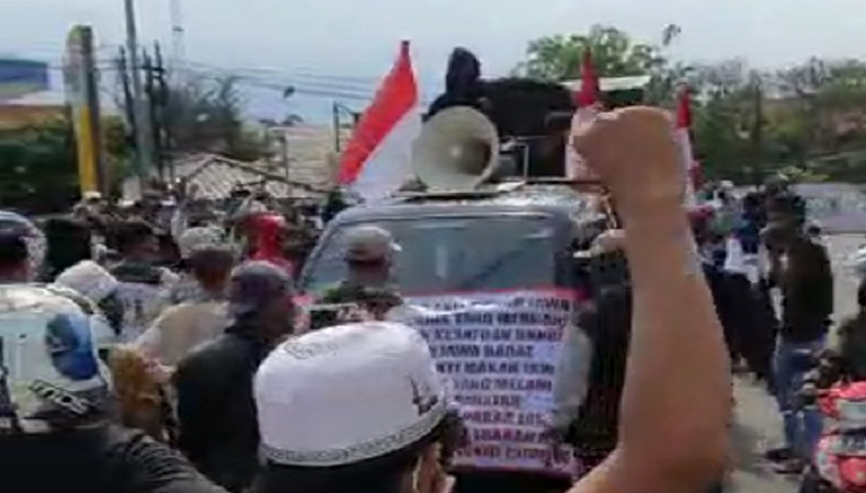 FPI Adang Massa yang Hendak Demo Habib Rizieq di Karawang, Mobil Dirusak