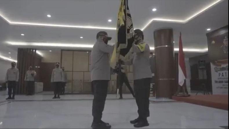 Irjen Pol Fadil Imran Serahkan Bendera Pataka kepada Irjen Pol Nico 