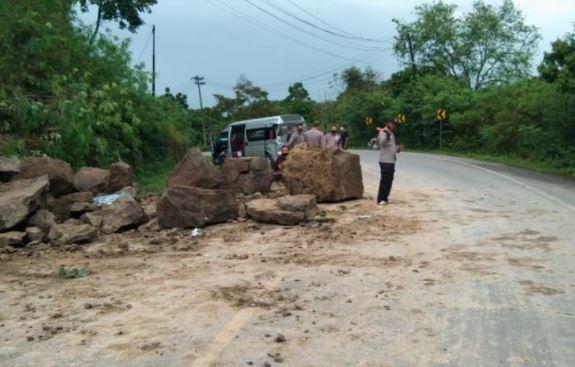 Longsor di Jalan Banda Aceh, Mobil HiAce Ringsek Tertimpa Bongkahan Batu
