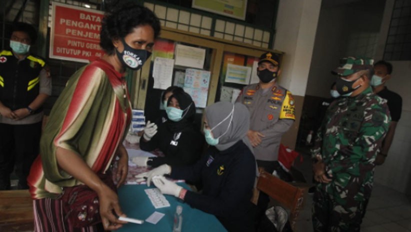 Kapolda Metro Jaya Irjen Fadil Imran Datangi Petamburan Cek Rapid Test Massal - Bagian 3