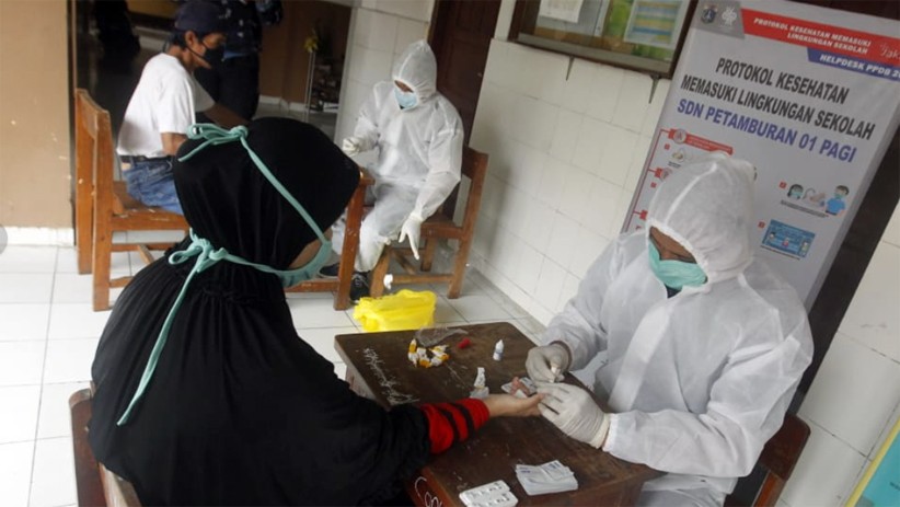 Massa Habib Rizieq Diduga Jadi Klaster Covid-19, Warga Petamburan Rapid Test Massal - Bagian 1